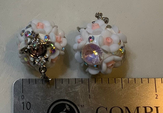 26 White and Pink Flower Beads